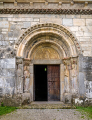 Fototapeta na wymiar Porte d'entrée de la basilique Saint-Just de Valcabrère, Haute-Garonne, France