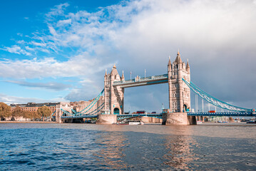 Obraz premium Iconic Tower Bridge view connecting London with Southwark over Thames River, UK.