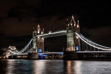 Fototapeta na wymiar Iconic Tower Bridge view connecting London with Southwark over Thames River, UK.