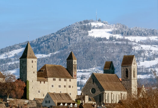 Skyline of the old city of Rapperswil in the winterm with snow-capped iconic Bachtel mountain (Zurcher-Oberland)min the background Rapperswil-Jona, St. Gallen, Switzerland