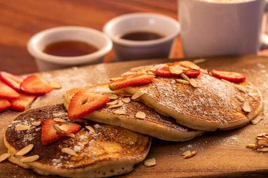 Platillo de panqueques con frutos y miel 