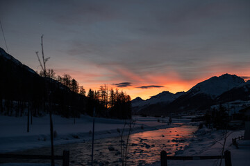 Fototapeta na wymiar Sonnenuntergang am Inn im Oberengadin, schweiz
