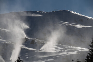 Die Skipiste wird mit Kunstschnee für den Wintersport präpariert