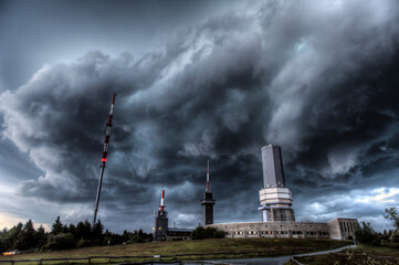 Dramatische Wolkenformation vor dem Beginn eines Orkans mit Starkregen