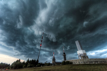 Dramatische Wolkenformation vor dem Beginn eines Orkans mit Starkregen