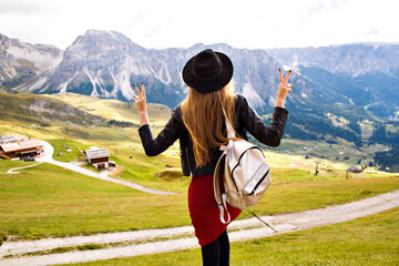 Obraz premium Outdoor traveling portrait of pretty cheerful young tourist woman