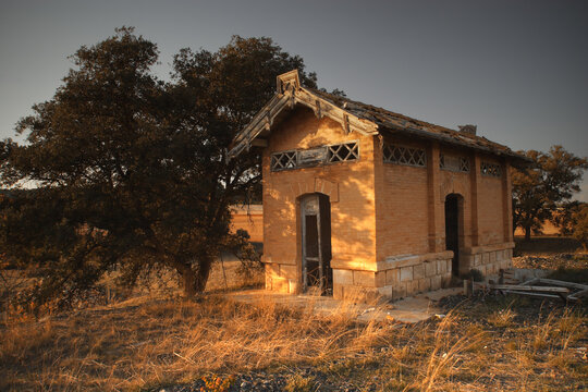 Aseos p&uacute;blicos de una estaci&oacute;n de ferrocarril abandonada. Los Hitos (Albacete).