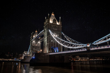 Fototapeta na wymiar Iconic Tower Bridge view connecting London with Southwark over Thames River, UK.