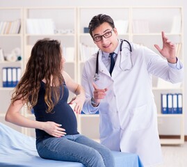 Obraz premium Doctor examining pregnant woman patient
