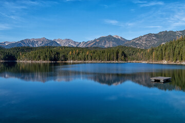 Fototapeta na wymiar The Eibsee a mountain lake in the German Alps