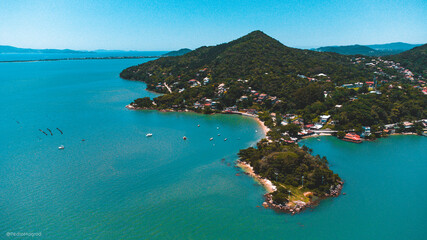 Naklejka premium Bairro Praia Sambaqui Florianópolis Brasil Ilha Tropical Natureza Mata Atlântica Verde Azul Paisagem Viagem Férias Nautico