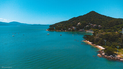 Fototapeta na wymiar Bairro Praia Sambaqui Florianópolis Brasil Ilha Tropical Natureza Mata Atlântica Verde Azul Paisagem Viagem Férias Nautico