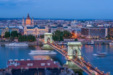 Photo sur Plexiglas Széchenyi lánchíd Hungary, Budapest. Szechenyi Chain Bridge across the Danube River. illuminated at night, built between 1839-49 it is supported by two towers and stretches 1,250 ft (390 meter).