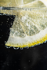 Gros plan d'une tranche de citron dans de l'eau gazeuse