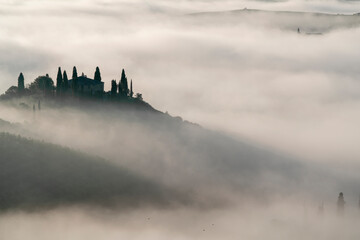 Europe, Italy, Tuscany, Val d'Orcia. Belvedere farmhouse at sunrise with fog - obrazy, fototapety, plakaty