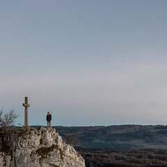 homme au bord d'une falaise