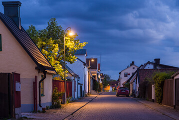 Obraz premium Sweden, Gotland Island, Visby, old town street, dusk