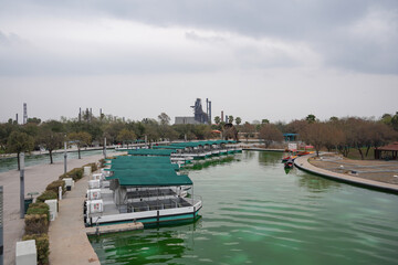 Fototapeta premium Paseo con rio artificial en Monterrey 