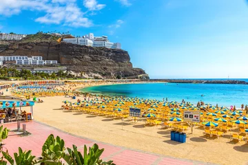 Selbstklebende Fototapete Kanarische Inseln Puerto Rico de Gran Canaria, Spanien - 12. Dezember 2018: Malerischer Strand von Amadores (Spanisch: Playa del Amadores) in der Nähe des berühmten Ferienortes Puerto Rico de Gran Canaria auf der Insel Gran Canaria, Spanien