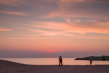 Fototapeta na wymiar Sweden, Scania, Malmo, Riberborgs Stranden beach area, couple kissing at sunset