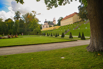 Fototapeta premium Klostergarten Neuzelle mit Blick auf ev. Kirch zum Heiligen Kreuz