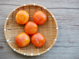 바구니에 담긴 신선한 유기농 과일 감