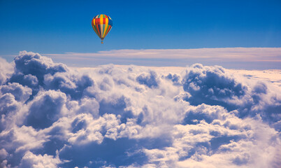 航空機より雲海と熱気球