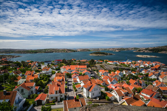 Sweden, Bohuslan, Fjallbacka, elevated town view from the Vetteberget cliff
