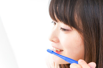 ハミガキをする若い女性