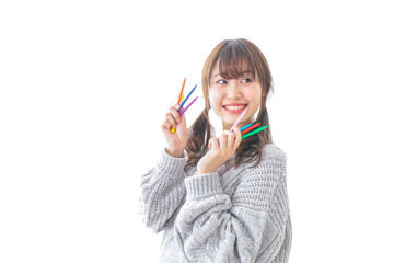 カラフルな色鉛筆を持つ女性