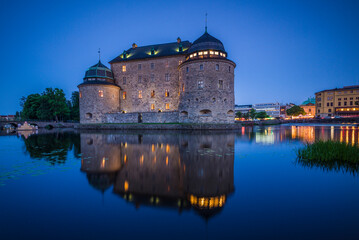 Obraz premium Sweden, Narke, Orebro, Orebro Castle, dusk