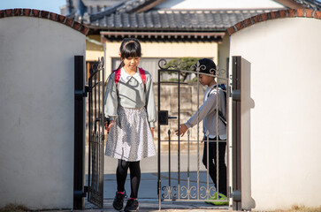 学校から帰宅する小学生の男の子と女の子