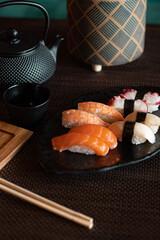 Japońskie sushi set nigiri z japońską herbatą na obiad lub na kolacje, lunch - obrazy, fototapety, plakaty