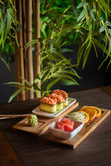 Japońskie sushi set gunkan na obiad lub na kolacje, lunch - obrazy, fototapety, plakaty