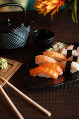 Japońskie sushi set nigiri z japońską herbatą na obiad lub na kolacje, lunch - obrazy, fototapety, plakaty