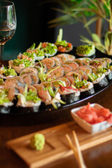 Fototapeta na wymiar Sushi set na talerzu w restauracji z imbirem i wasabi