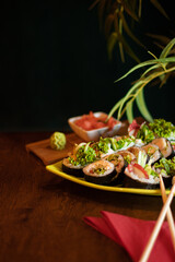 Sushi set na talerzu w restauracji z imbirem i wasabi - obrazy, fototapety, plakaty
