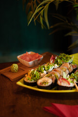 Sushi set na talerzu w restauracji z imbirem i wasabi - obrazy, fototapety, plakaty