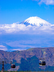 Gondra lifts and snowy Mount Fuji behind (Owakudani, Hakone, Kanagawa, Japan) © Mayumi.K.Photography