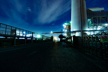 工業地帯、夜。