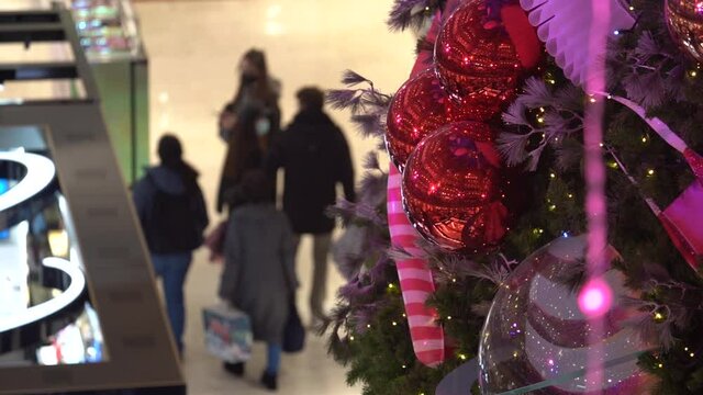 Giant Decorated Christmas Tree and incidental people in background - Static shallow depth of field