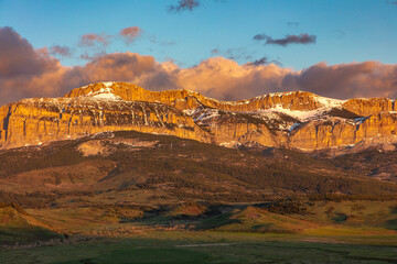 Naklejka premium Cattle pastures below Walling Reef at sunrise near Dupuyer, Montana, USA