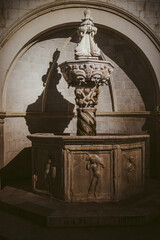 Old drinking water fountain in Luza Square, Dubrovnik - obrazy, fototapety, plakaty