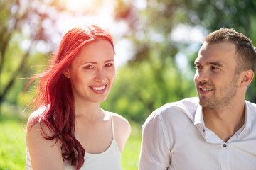 Obraz premium Young couple on a date in the park