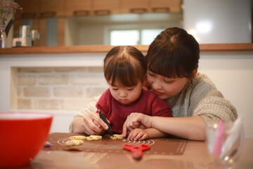 お菓子作りをする親子