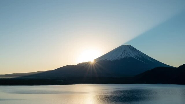 冬の本栖湖より望む富士山と日の出のタイムラプス映像（ズームイン）
