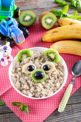 Funny bear porridge: oatmeal with fruit