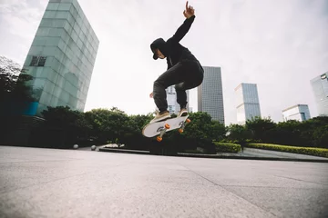 Rolgordijnen Skateboarder skateboarding outdoors in city © lzf