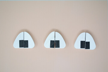 おにぎり３個の木製おもちゃの写真