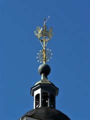 Fototapeta na wymiar Krönchen auf dem Turm der Nikolaikirche in Siegen